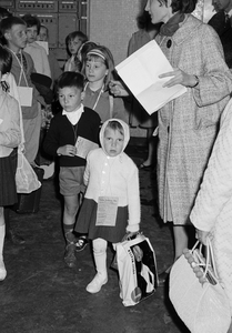 127211 Afbeelding van de aankomst van een groep van 60 kinderen uit Wenen op het Centraal Station (Stationsplein) te ...